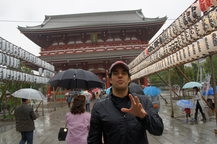 Alvaro em Asakusa, ao fundo, o templo Sensoji - 700x465